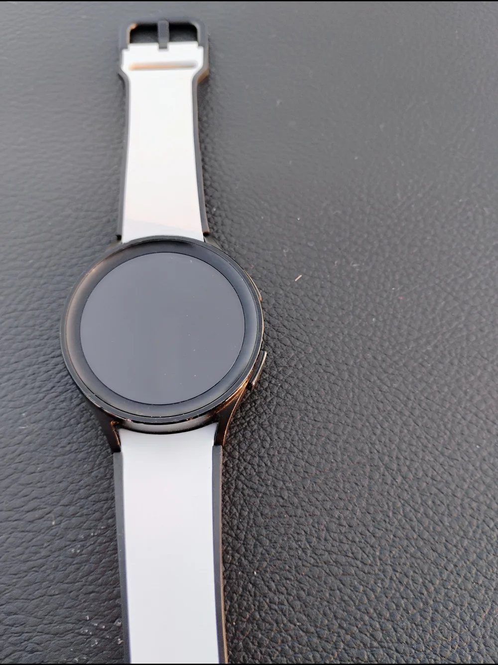 White Silicone Smartwatch with Round Display Golf Edition White Black